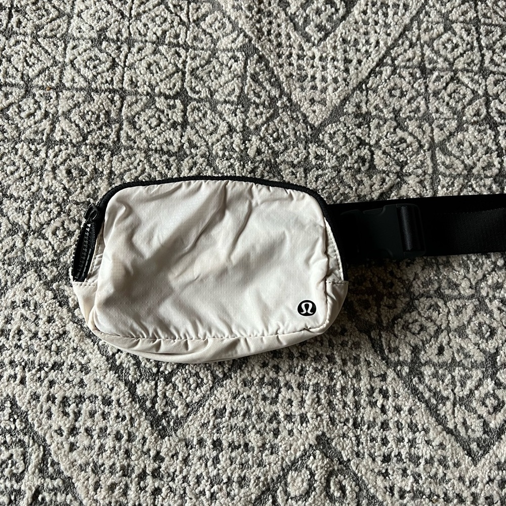 COPY - Lululemon belt bag
